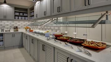 Café da manhã com buffet grátis todos os dias