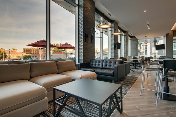 Con servicio de comidas y cenas 