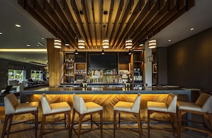 Serverer lunsj og middag