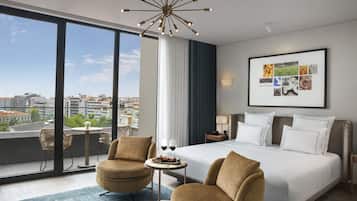 Desayuno con opciones de la cocina local diario (EUR 18 por persona)