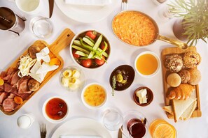 A breakfast spread with various foods and drinks. - Glens Palas Istanbul Nisantasi (Istanbul)