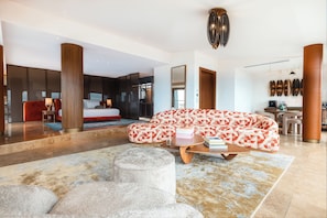 Bosphorus Suite | Premium bedding, minibar, in-room safe, blackout drapes