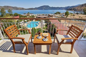 Habitación Deluxe doble, 1 cama de matrimonio, vistas al mar | Balcón