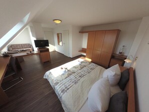 Quarto casal ou duplo | Escrivaninha, espaço de trabalho para notebook, cortinas blackout