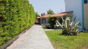 Villa | Terrace/patio - Amazing Villa with a large yard (Nea Propontida)