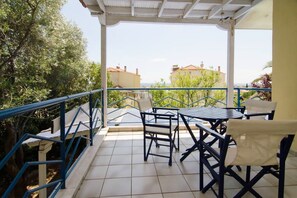 Villa | Terrace/patio - Amazing Villa with a large yard (Nea Propontida)
