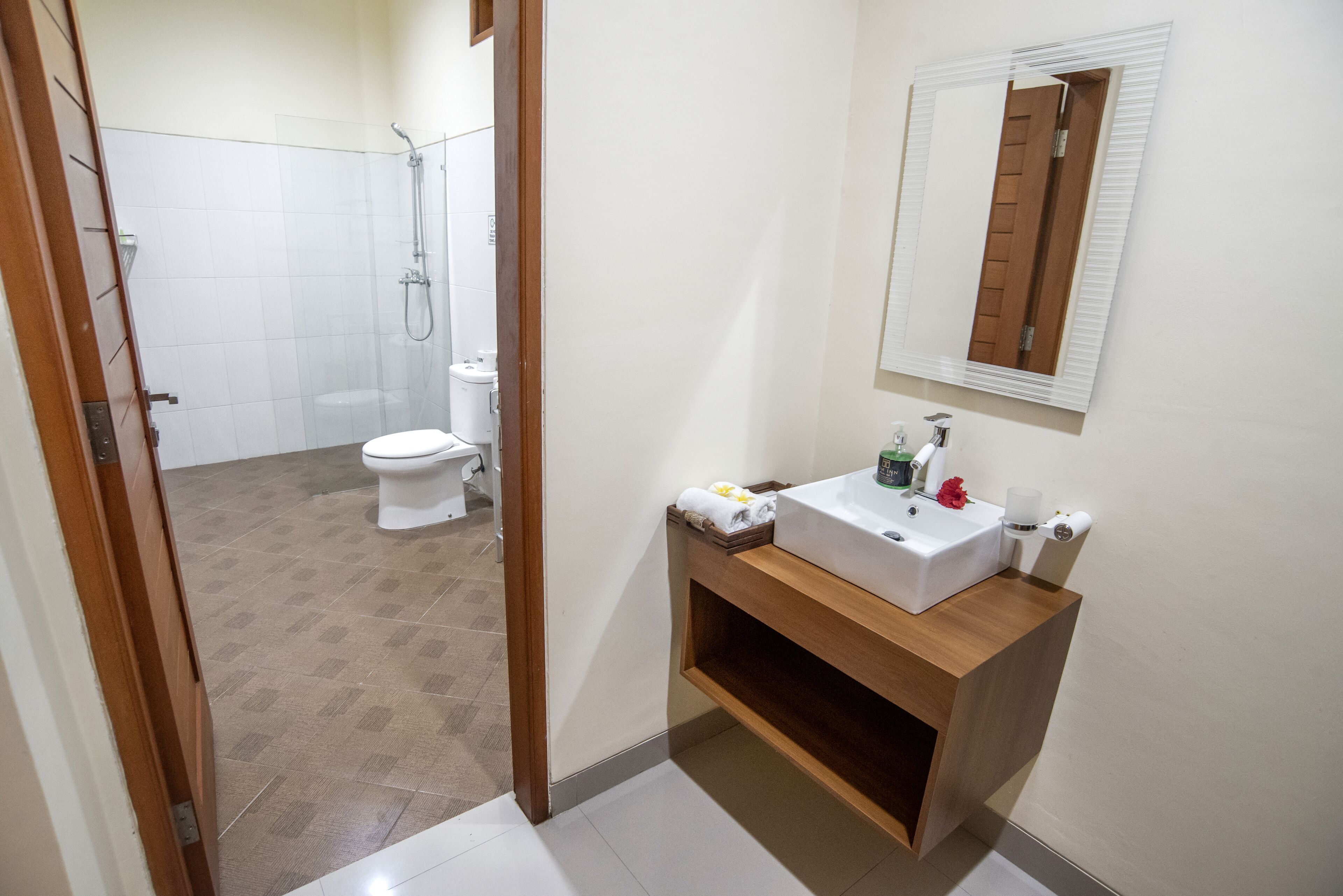 Superior-Doppel- oder -Zweibettzimmer, Balkon, Poolblick | Badezimmer | Dusche, kostenlose Toilettenartikel, Handtücher