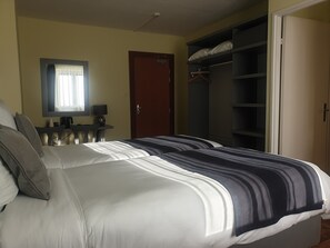Habitació doble o amb dos llits individuals Comfort | 1 dormitori, roba de llit d'alta qualitat i cortines opaques 