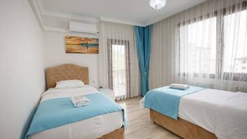 Literie de qualité supérieure, bureau, rideaux occultants