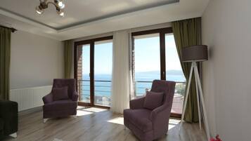 Condo Superior | Phòng khách | TV LCD