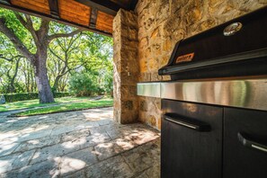 Full-size fridge, microwave, oven, stovetop - Garden Oasis Pool Villa (Konavle)