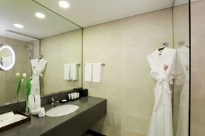 Articles de toilette (gratuits), séchoir à cheveux, pantoufles