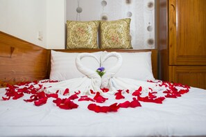 办公桌、免费 WiFi