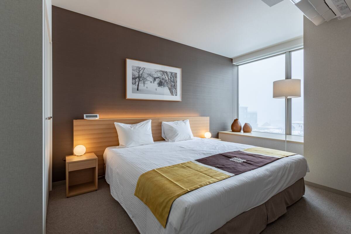 Premium bedding, in-room safe, soundproofing, free WiFi