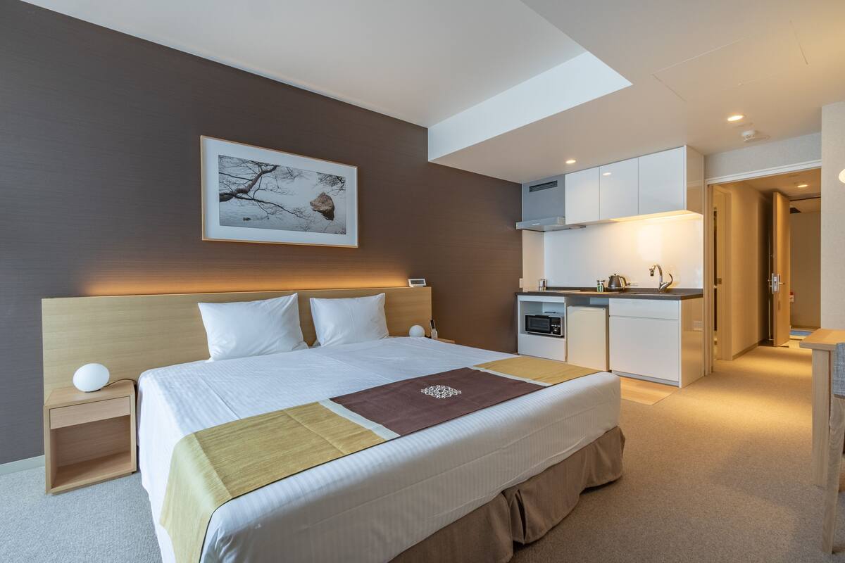 Premium bedding, in-room safe, soundproofing, free WiFi