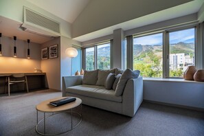 Habitación, 1 cama King size, para no fumadores (Penthouse Studio) | Área de sala de estar | Televisión de pantalla plana, Netflix y servicios de streaming 