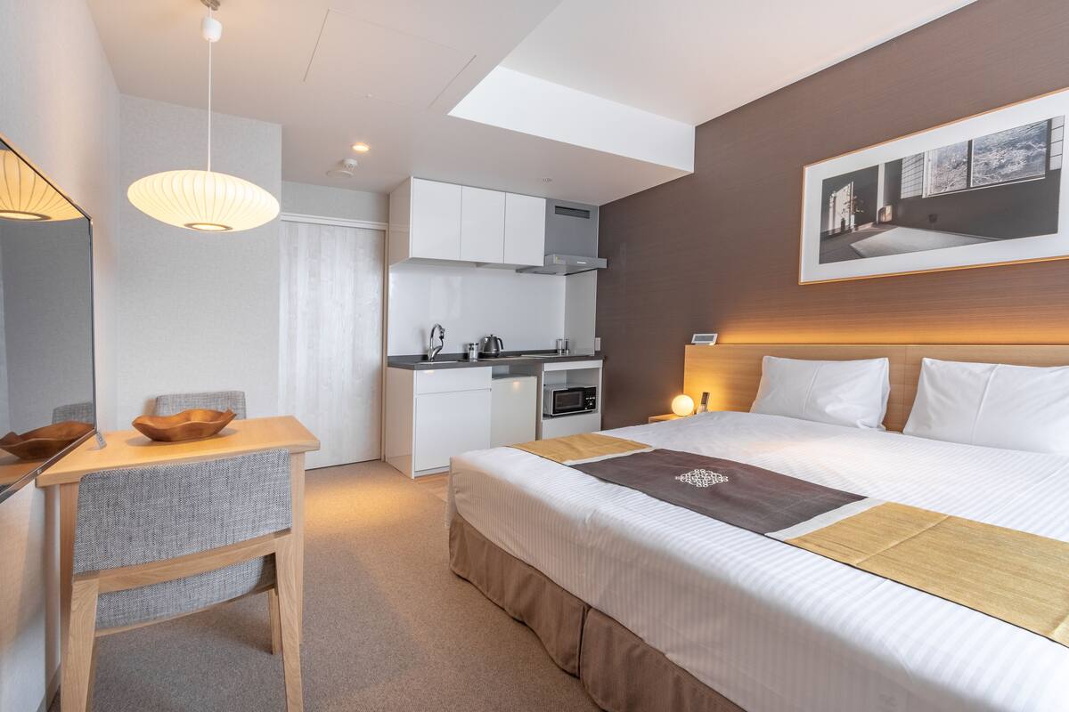 Premium bedding, in-room safe, soundproofing, free WiFi
