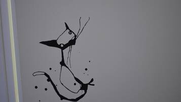 Un simple dessin au trait noir représentant un poisson sur un fond uni.
