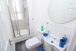 Apartamento urbano, 2 quartos, cozinha | 1 quarto, escrivaninha, ferros/tábuas de passar roupa, Wi-Fi de cortesia