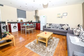 Eine moderne Wohnung mit Küche, Essbereich und Wohnzimmer.
