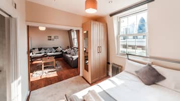 City loft, 1 tweepersoonsbed, uitzicht op stad | 1 slaapkamer, een bureau, een strijkplank/strijkijzer, gratis wifi