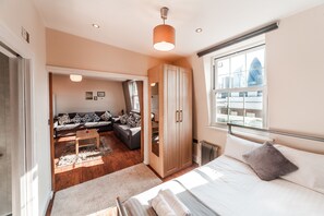 City-Loft, 1 Doppelbett, Stadtblick | 1 Schlafzimmer, Schreibtisch, Bügeleisen/Bügelbrett, kostenloses WLAN
