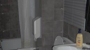 Bathtub, deep soaking tub, free toiletries, towels