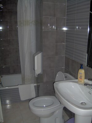 Bathtub, deep soaking tub, free toiletries, towels - Hostal Restaurante Arasa (Santa Bárbara)