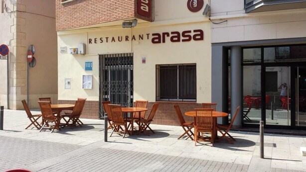 En restaurang som heter ”arasa” med uteservering och en väl synlig entré.