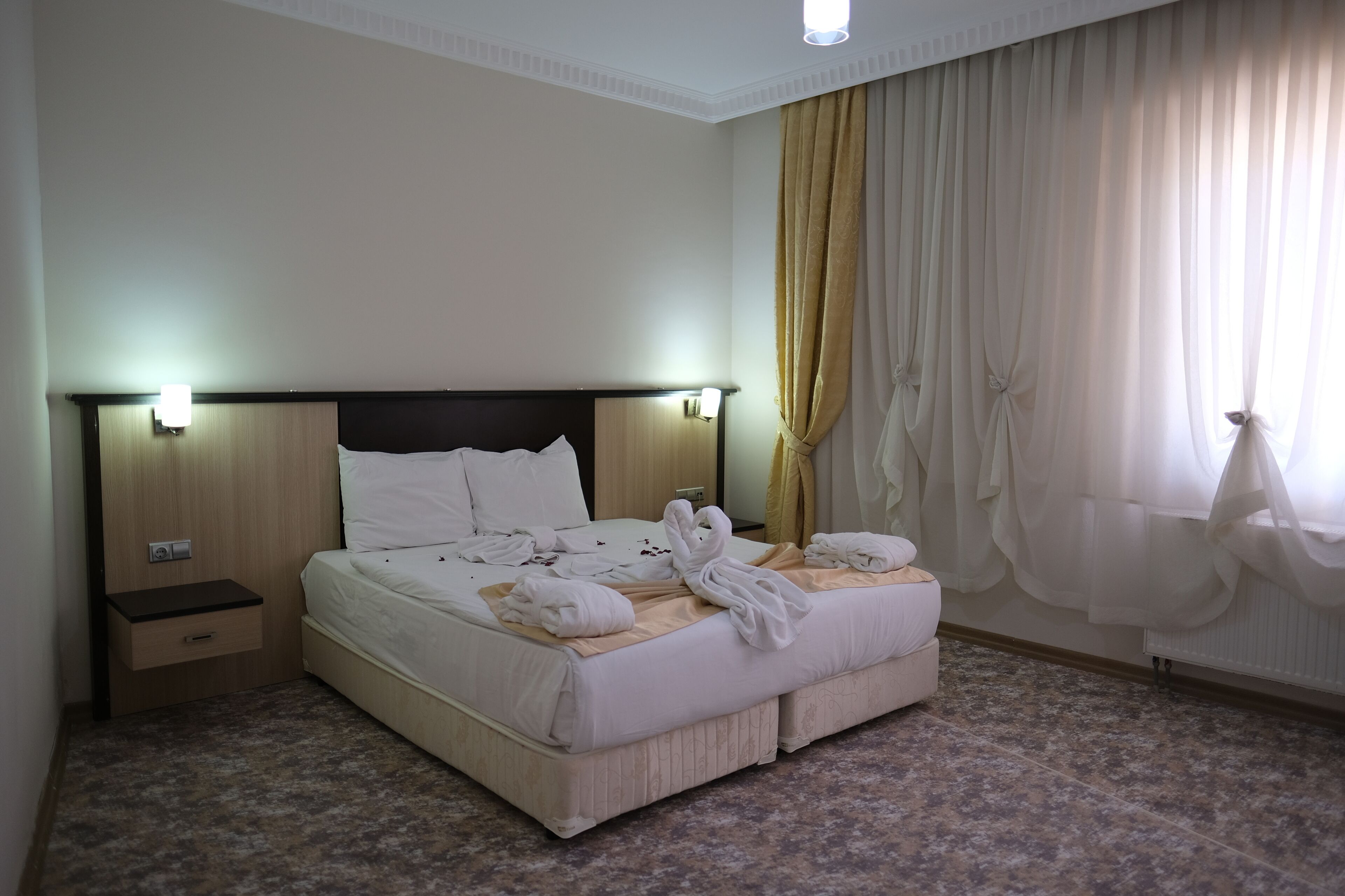 Minibar, in-room safe, desk, WiFi (free)