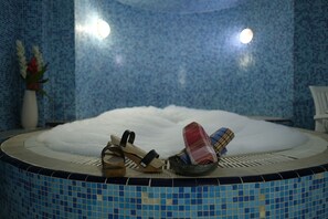 Suite | Baño | Tina con regadera, amenidades de baño gratuitas, secadora de cabello 