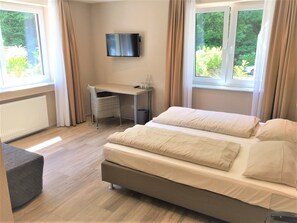 Escritorio, sistema de insonorización y tabla de planchar con plancha 