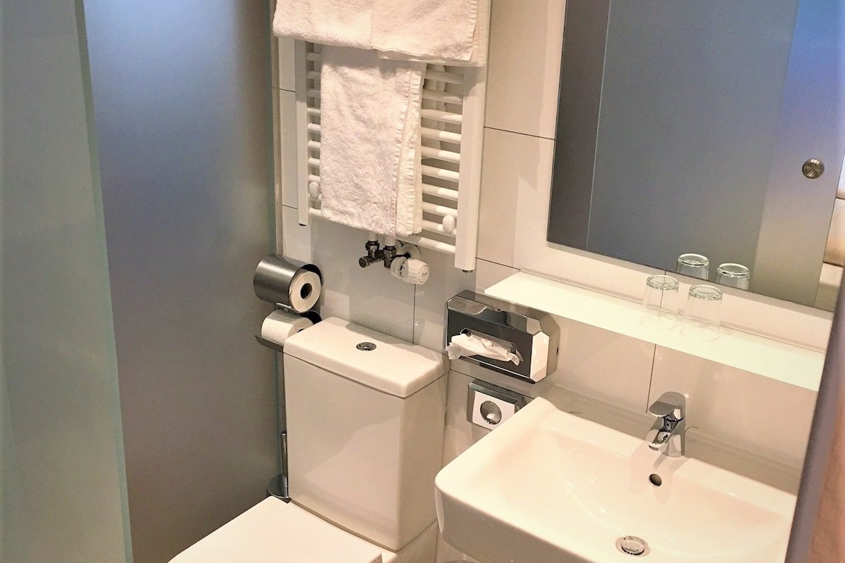 shower, free toiletries, towels