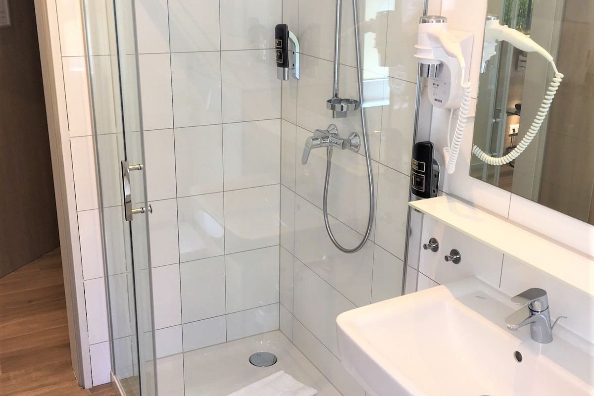 shower, free toiletries, towels