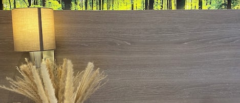 Escritorio, insonorización, tabla de planchar con plancha y cunas