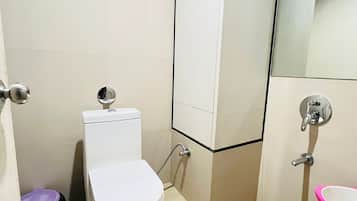 Shower, free toiletries, towels