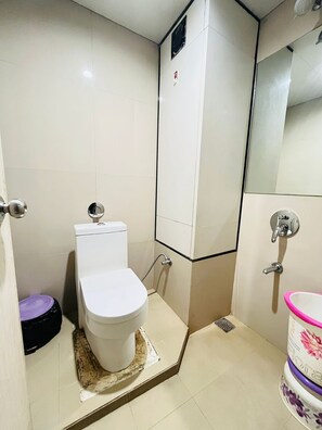 Shower, free toiletries, towels - Hotel Madni Royale (Ajmer)