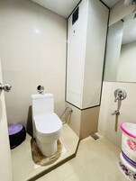 Shower, free toiletries, towels
