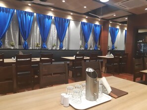 2 restaurantes; se sirve cocina regional 