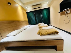Deluxe-Dreibettzimmer, 1 King-Bett | Kostenloses WLAN, Bettwäsche