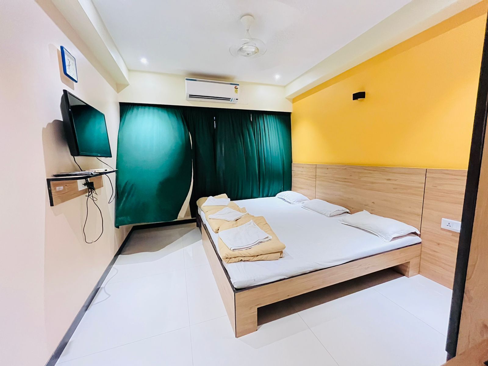 Deluxe Triple Room, 1 King Bed | Free WiFi, bed sheets