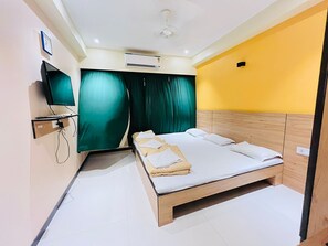 Habitación triple Deluxe, 1 cama de matrimonio grande | Wifi gratis y ropa de cama