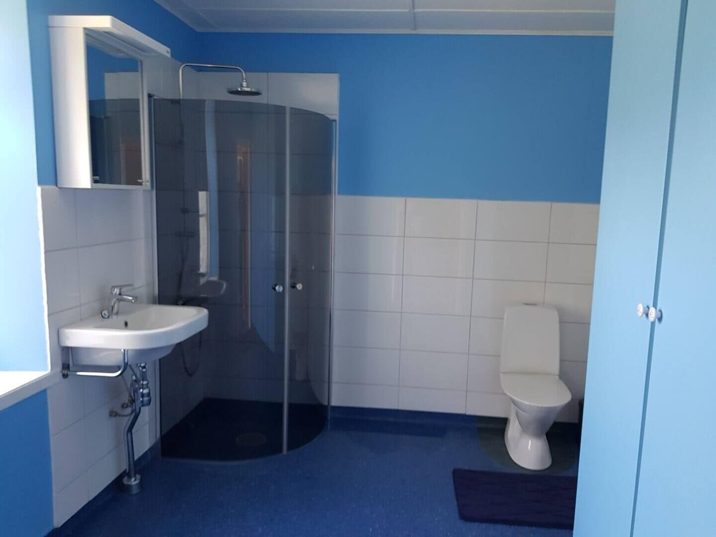 Apartment | Bathroom | Shower, hair dryer