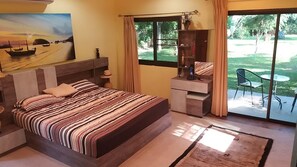 1-Bedroom Villa with Private Pool | Caja fuerte, escritorio, cortinas opacas y tabla de planchar con plancha