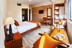 Quarto casal standard, 1 cama de casal, vista para a montanha | Escrivaninha, quartos à prova de som, camas extras/dobráveis (sobretaxa)