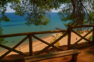 NĂ€ra stranden, solstolar, parasoller och 2 strandbarer