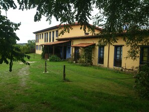 Front of property - Hotel Rural La Llosa de Fombona (Gozon)