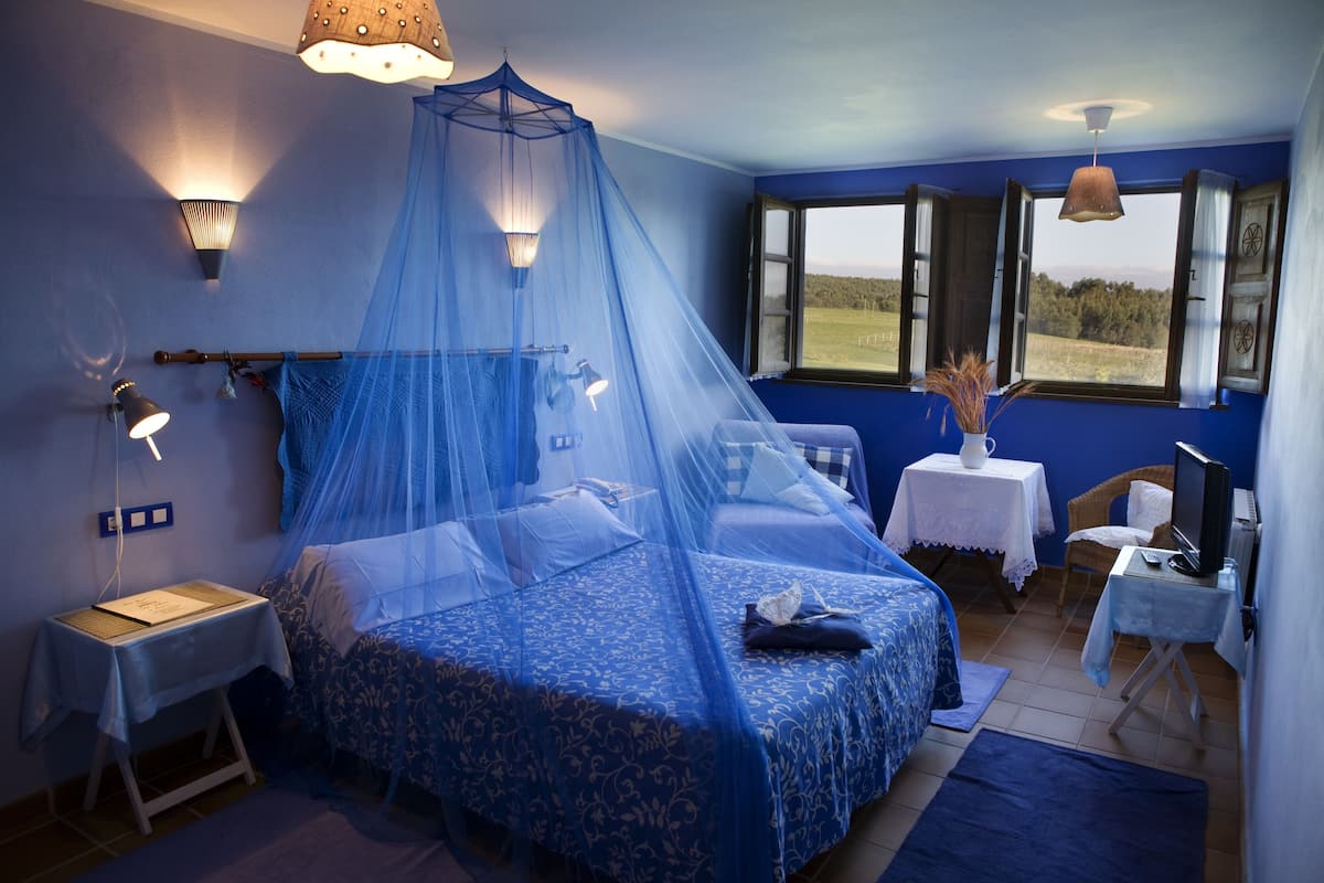 Double Room (Aire) | Premium bedding, desk, soundproofing, bed sheets