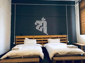 Kamar Deluks | Meja kerja, Wi-Fi gratis, dan seprai linen