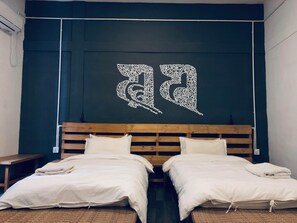 Desk, free WiFi, bed sheets - Yakety Yak Hostel (Kathmandu)